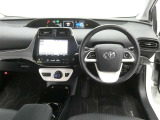 運転席からの視界はこんな感じです☆お気軽にご来店いただき、実際に座って是非お確かめください。ドライバーに寄り添う快適な操作フィールをもたらすステアリングです。