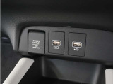 ◆USB接続端子◆スマホやiPodなどを接続して、いつもの音楽を車内でもお楽しみいただけます♪