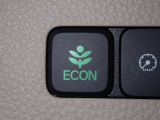 エンジン、エアコンなどを制御し低燃費な『ECONモード』に、また走りを楽しみたいとき、空調など快適性を重視したいときにはスイッチOFFで通常モードに切り替えができます!