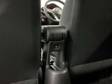 【USB電源ソケット】後部座席用に充電端子が装備されておりますので、後部席の方も安心してドライブが楽しめます。