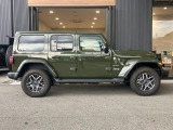 【ホイールアーチ】台形ホイールアーチはJeep伝統のデザインです。採用している理由は諸説ありますが、オフロードを走行する際にタイヤとボディが干渉しあわないよう配慮した作りにするためとなります。
