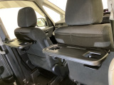 運転席・助手席の背もたれには、2列目シート用にカップホルダー付きの「格納式のシートバックテーブル」を装備しています。休憩時のちょっとした時間などカップを置いたり、小物置きに使えて便利です。