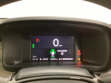 デジタル表示のスピードメーターとタコメーター、燃費やオドメーターなどの表示の他に、ホンダセンシング機能などの表示もできる多機能なマルチインフォメーション・ディスプレイです。