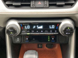 デュアルエアコンとは、運転席と助手席で、個別に温度設定ができる機能です。気温の感じ方は、人それぞれ違うもの。乗る人に優しい機能ですね。