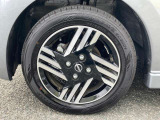純正のアルミホイールです!お車に合ったデザインのホイールになっています!