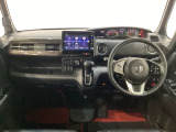 車内は光触媒抗菌消臭施工済です。スタイリッシュなデザインでスポーティなインパネ周りを演出します。グローブボックスやカップホルダーのほかにトレーなどたくさんの収納スペースが付いています。