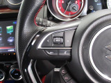 ハンドルにも目立つ傷や擦れは御座いません。目線を大きくそらすことなくボタンの操作を行うことができます。