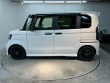 狭い駐車場でも、スライドドアならチャイルドシートへのお子さまの乗降や荷物の積載もスムーズ。とても便利な【両側電動スライドドア】ドアハンドを少し引くだけでリアドアが自動開閉します。