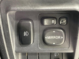 【電動格納ミラー】サイドミラーは電動格納式となっており、狭い駐車場でもキズがつくリスクを抑えられます。
