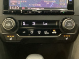 オートエアコンがついてます。左右独立で温度設定のできるデュアルオートエアコンです。パネル内のシートヒータースイッチは前席の左右別々に温度設定ができます。