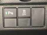 VSA装備車です。VSAはドライバーの操作と車の動きを見守っています。もし車の挙動が乱れたとき、4輪別々にブレーキをかけたり、エンジンパワーをしぼることによって車を安定させます。
