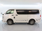 スライドドア付きだから、狭い駐車スペースなどでの 乗り降りラクラク!小さなお子さまのいるご家庭には嬉しい装備。