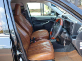 必要な機能をシンプルにまとめた運転席まわり。長時間の移動にも使いやすい落ち着いた室内です。