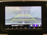 バックでの車庫入れも安心です!リアカメラが付いているバックモニター付のナビを装備しております。操作線もついており距離感も画面から確認できます。