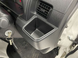 ドリンクホルダー付きです。ドリンクホルダーとしてはもちろん、スマホや長財布を収納することだってできますよ。