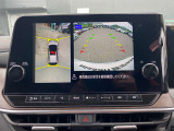 上からまる見え!アラウンドビューモニターの画像です。純正ナビに映してあります。お車を真上から見たような映像をミラーやナビ画面に映し出す事によって、車両の周囲を確認し、駐車時や発進時の運転をサポート。
