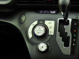 オートエアコンを装備しておりますので、四季を通じて車内を快適な温度に保つことが出来ます!高級感が有りますね!