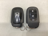 スマートキーを装備しています。鍵を差し込むことなくドアロックの開け閉めと、スタートボタン操作でのエンジンスタートができます。スペアキーも同じものを用意しております。