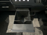 両席側前部にドリンクホルダーあります♪運転中でも手が届きやすい位置にあって使い易いです♪