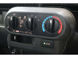 マニュアルエアコンのお車です!直感的な操作で車内の温度を調節することができます!