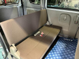 【リアシート】固定型のシートですが、この車両ではほとんどの場合、足元へ折りたたみ収納されています。