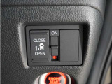 【パワースライドドア】車外・車内のドアハンドルからはもちろん、運転席スイッチやリモコンキーからも開閉操作が可能。挟み込み防止機能もあり、お子さまの乗り降りも安心。
