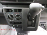 ダイハツ認定中古車は、「車両状態証明書」「約60項目の徹底点検・整備」「内装の徹底清掃と洗浄」「1年間無償保証(車両本体価格30万円以下の車両は3ヶ月または3000kmの保証)」が全車に付いています。