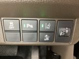 ハンドルの右側にはヘッドライトレベライザーとHondaセンシング用のメインスイッチがついています。ヘッドライトレベライザーは道路状況や積荷の加重に応じてライトの高さを調節できます。