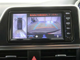 パノラミックビューモニター付きです。車両を上から見たような映像をディスプレイオーディオ画面に表示。運転席からの目視だけでは見にくい、車両周辺の状況をリアルタイムでしっかり確認できます。