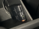 グローブBOX内のカードの取り出しもしやすい場所にETCがついています。高速道路の料金所の通過もラクラクです!。