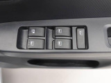 パワーウィンドウのスイッチです。 運転席に居ながら助手席の窓を開け閉めできるので便利ですよ。 ロック機能も付いてるので子供がイタズラして窓を開けるという事もできなくできますよ。