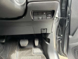運転席右下の操作しやすい位置に各種設定ボタンがあります