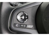 ハンドル左側にはオーディオ操作が出来るオーディオリモートコントロールスイッチ、右側にはHondaSENSINGとオートクルーズスイッチを装備!長距離運転や高速道路の運転では大活躍です!