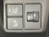 ハンドルの右側にはヘットライトリベライザーとHondaセンシング用のメインスイッチがついています。ヘッドライトリベライザーは道路状況や積荷の加重に応じてライトの高さを調節できます。