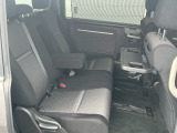 2列目は3人が乗車出来るベンチシート仕様となっております。ロールサンシェイドやシートバックテーブルも装備してございます。