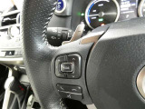 ステアリングスイッチ付き。オーディオの操作やハンズフリー通話も前方から目を離すことなく操作することが可能です。