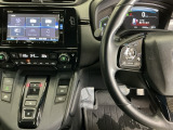 ホンダ純正メモリーナビ搭載なので、遠方へのドライブもお任せ下さい!ステアリング左手側にオーディオ関連のコントロールスイッチを配置しています。操作時は視線を逸らすことなく運転に集中できます