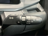 車外の明るさに応じでライトを点灯、消灯してくれるオートライト機能です☆お天気の良い昼間のトンネル走行などオートにしてると便利で安心です☆エンジン停止時にライトの消し忘れも無くなります☆
