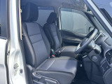 快適に運転できるドライブポジション!運転席シートリフターとシートスライドで、無理のない運転姿勢がとれます。