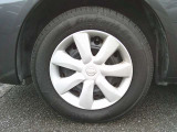 足元を引き締める、フルホイ-ルカバ-付きです。タイヤサイズは、175/70R14です。