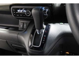 インパネシフトだから視線の移動も少なく足元もスッキリ♪運転席もゆったりしているのでゆとりを持ってドライブできますね!
