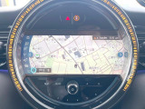 ●純正ナビ:一体感のあるナビは、高級感ある車内を演出してくれます。オーディオ機能も充実しておりますので、運転もより楽しめます♪