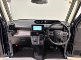 360&deg;UV&IRカット機能ガラス採用。見易い計器類と運転し易いレイアウトのドライビングポジションは、極細Aピラーの採用で視角も少なく前方&左右の見切りが良く安心して運転できます。