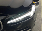 【LEDヘッドライト】悪天候や夜間走行時も良好な視界を確保し、安心して運転できる高輝度LEDヘッドライト!北欧神話に登場する「トールハンマー」をモチーフにした、一目でボルボとわかるデザインです。