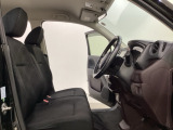 座面も厚みがあり背もたれも高く、広い足元にゆったり座れるシートです。運転席と助手席の間が空いている為、助手席側への移動がスムーズです。交通量の多い道でも助手席側から乗り降りができます。
