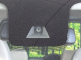 【三菱e-Assist】走行中に前方の車両等を認識し、衝突しそうな時は警報とブレーキで衝突回避と被害軽減をアシスト。より安全にドライブをお楽しみいただけます。