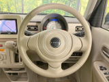インテリアに合わせたデザインのステアリングは、運転される方のことも考え、運転しやすい形状、大きさです。是非一度、実際に触ってお確かめください。