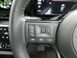 運転走行も画面に触れることなく手元操作が可能な便利なハンドルリモコン。