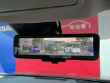 【インテリジェント ルームミラー】後方のカメラ映像をミラー面に映し出して。クリアな後方視界を確保します。