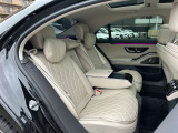 メルセデスのシートは少し硬めになっております。長時間の運転の際、適度な反発があることでお尻や腰の負担を減らす効果が御座います。